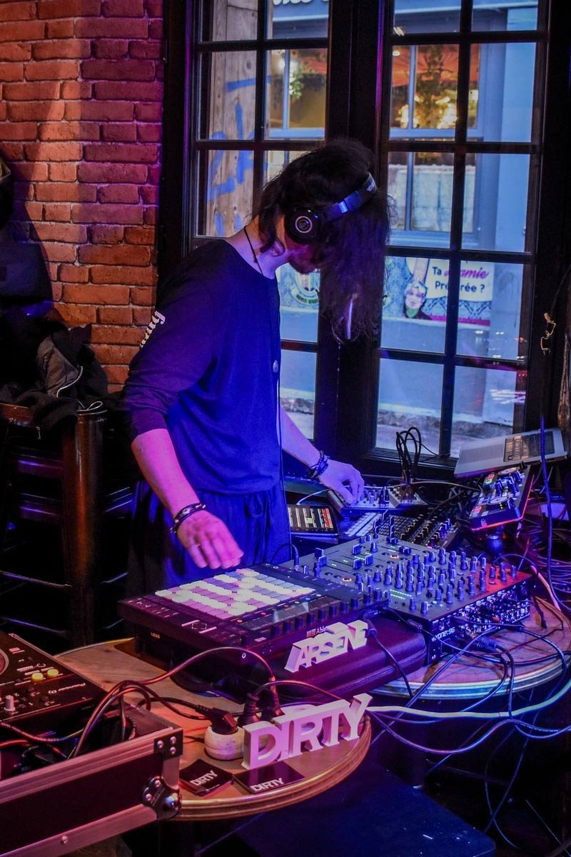 Un DJ en pleine session au Puzzle Pub à Tours, entouré d’équipements de musique électronique.